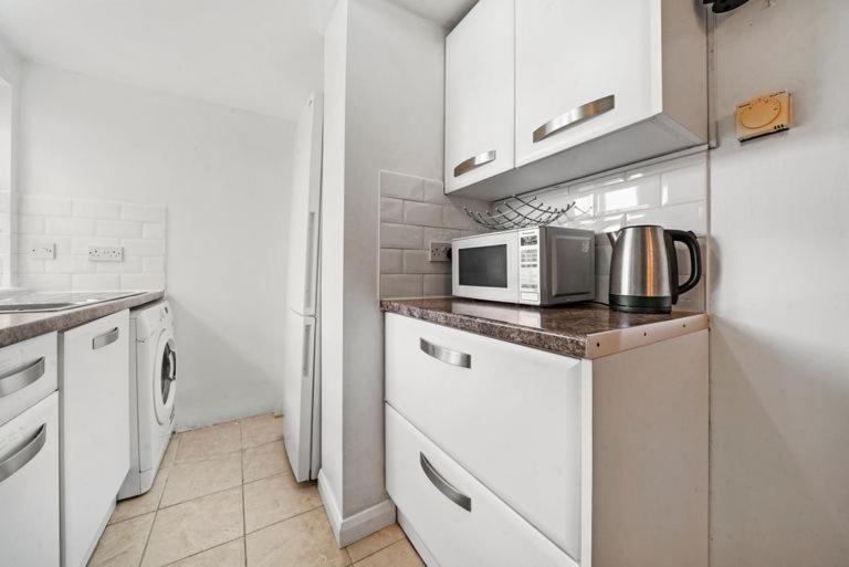 Canning Town Modern 2 Bedroom Excel Centre, Canary Wharf, Airport * Londra