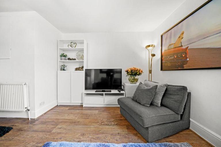 Canning Town Modern 2 Bedroom Excel Centre, Canary Wharf, Airport * Londra